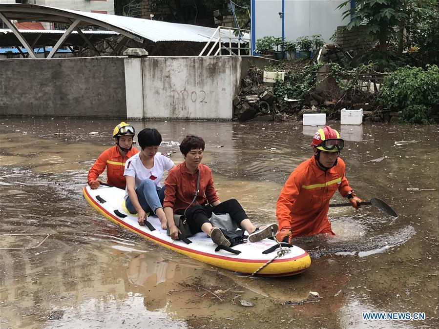Chuvas fortes provocam inundações repentinas em Xiamen