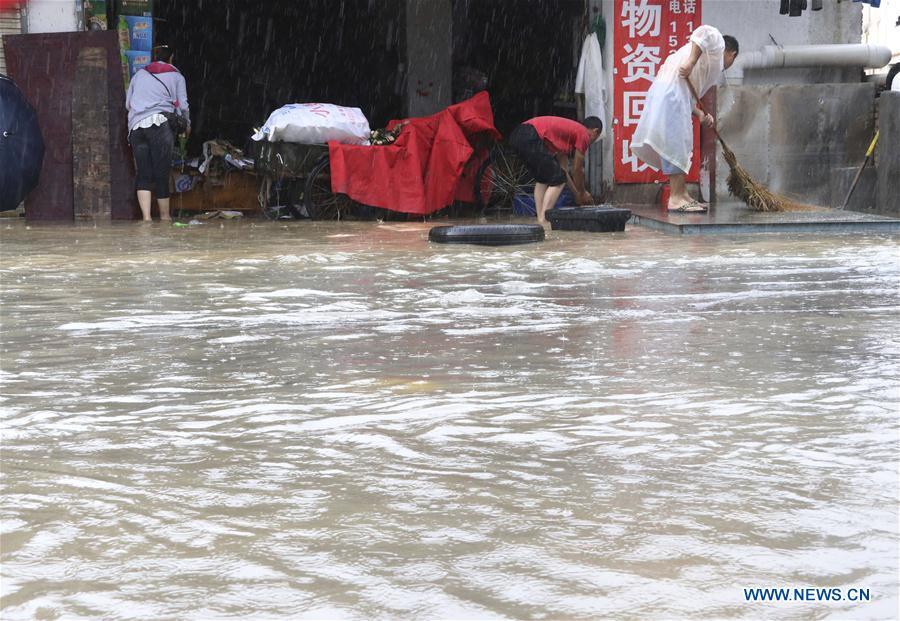 Chuvas fortes provocam inundações repentinas em Xiamen