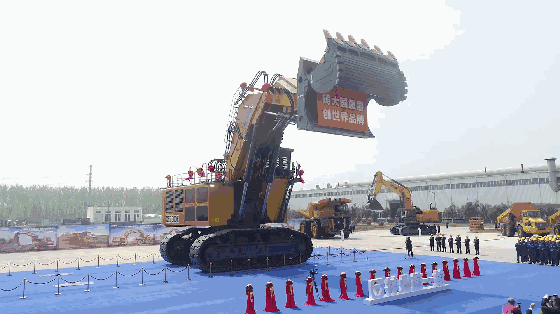 Escavadora chinesa de grandes dimensões mais “poderosa” que dois tanques