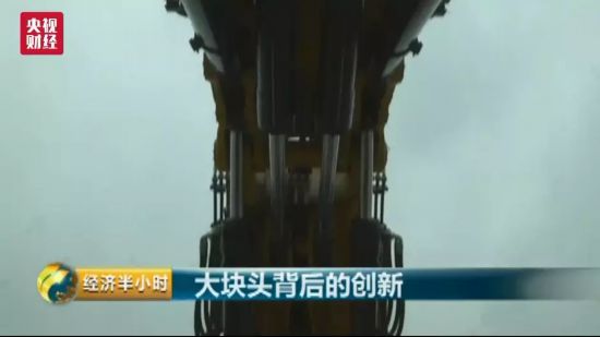 Escavadora chinesa de grandes dimensões mais “poderosa” que dois tanques