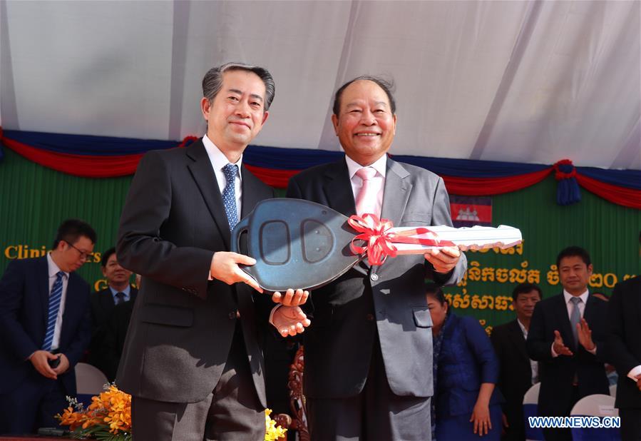 China envia primeiro lote de 20 clínicas móveis para o Camboja