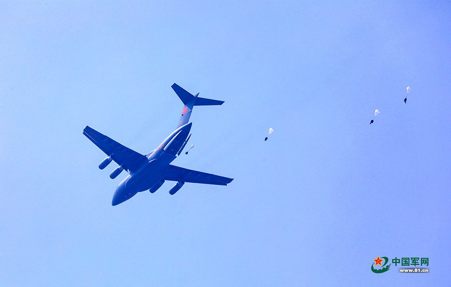 Grande avião transportador Y-20 realiza voo teste