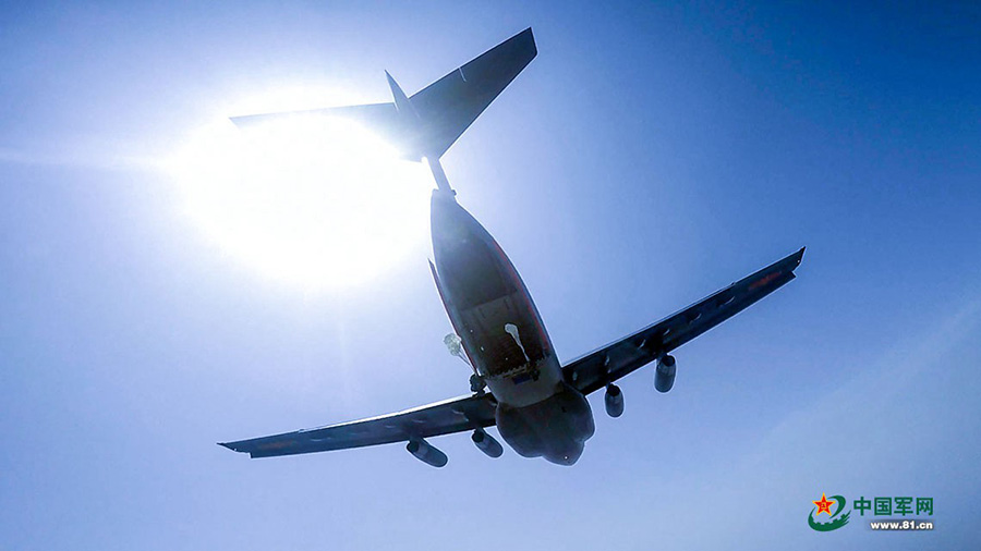 Grande avião transportador Y-20 realiza voo teste