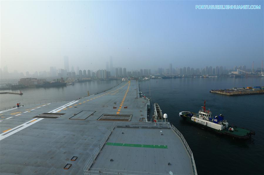 Primeiro porta-aviões construído pela China inicia testes no mar