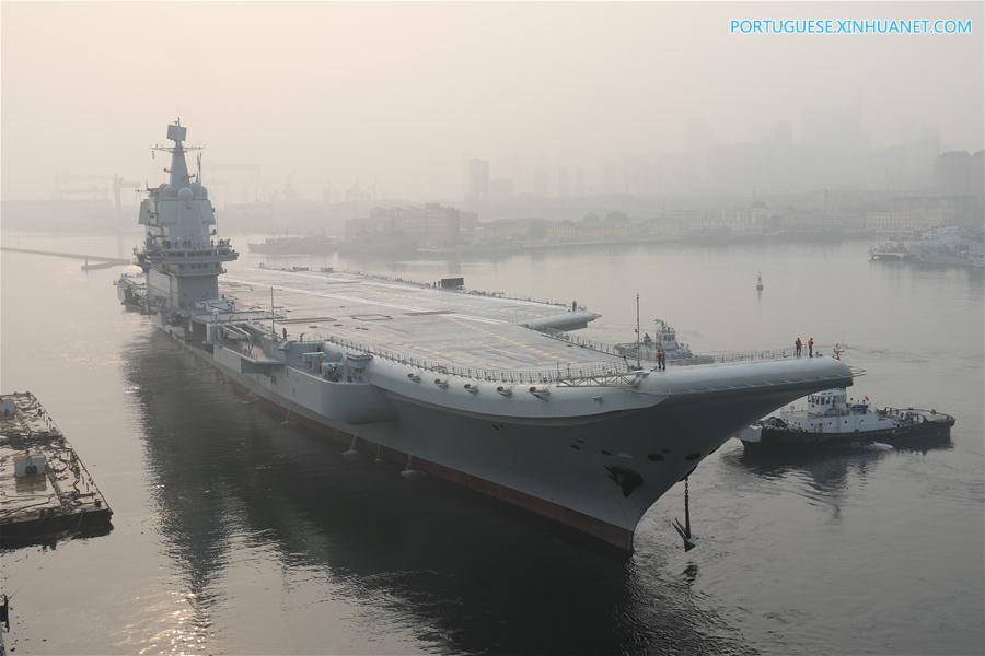 Primeiro porta-aviões construído pela China inicia testes no mar
