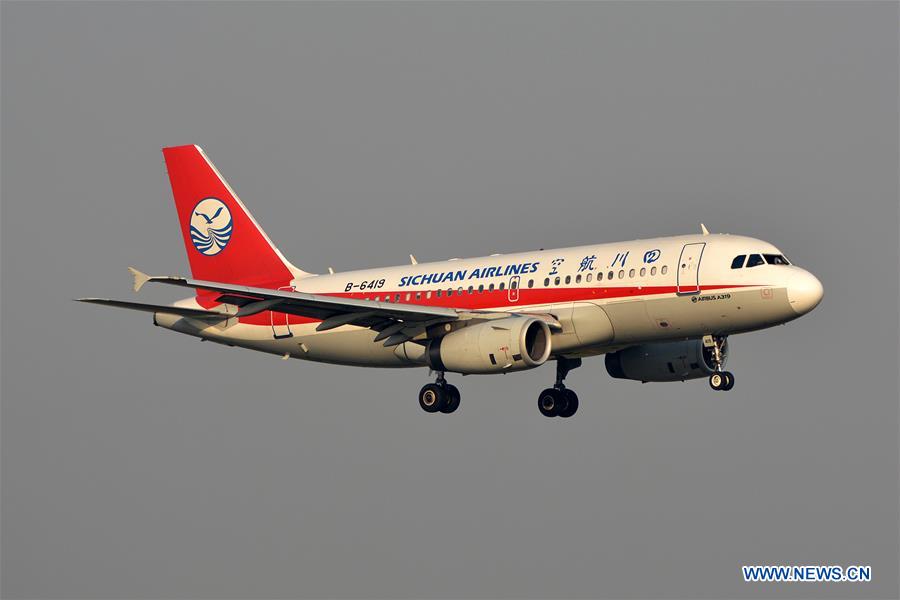 Avião faz pouso forçado após falha mecânica em Chengdu