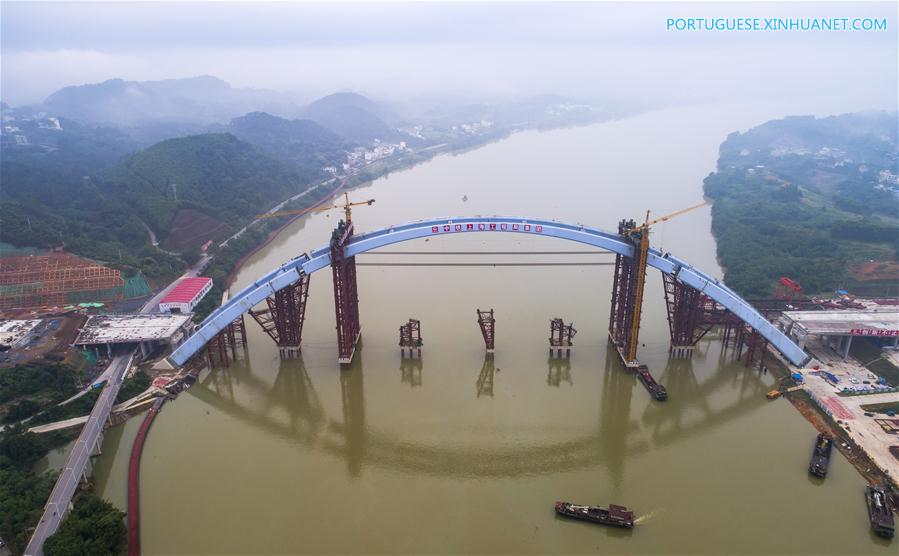 Arco médio da Ponte Guantang de Liuzhou içado à posição de instalação