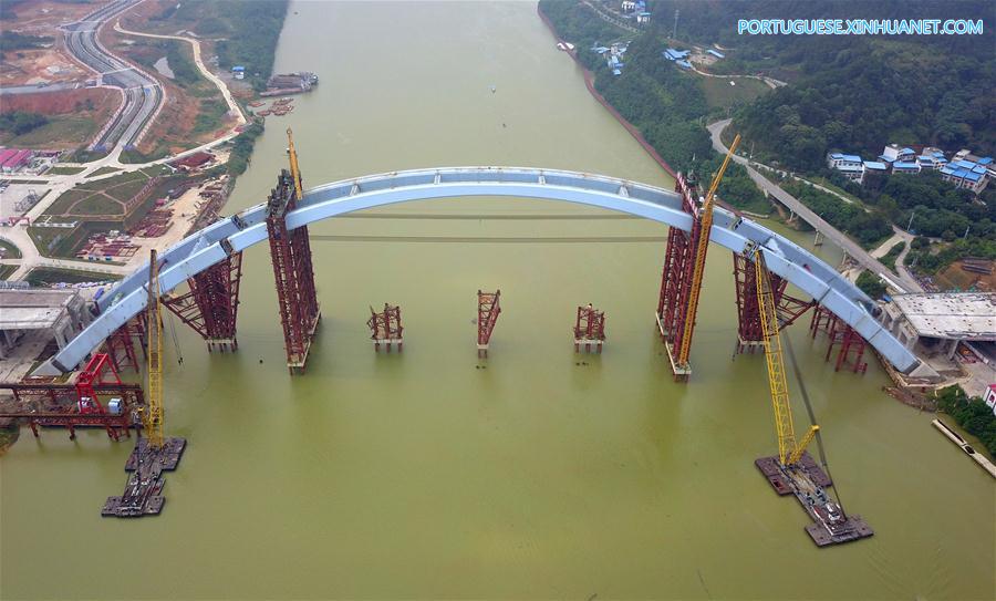 Arco médio da Ponte Guantang de Liuzhou içado à posição de instalação