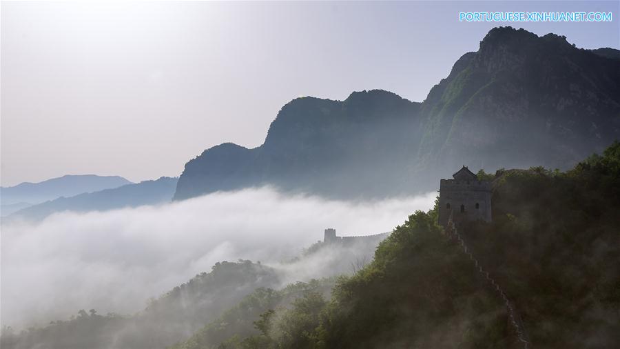 Mar de nuvens cobre seção de Huangyaguan da Grande Muralha