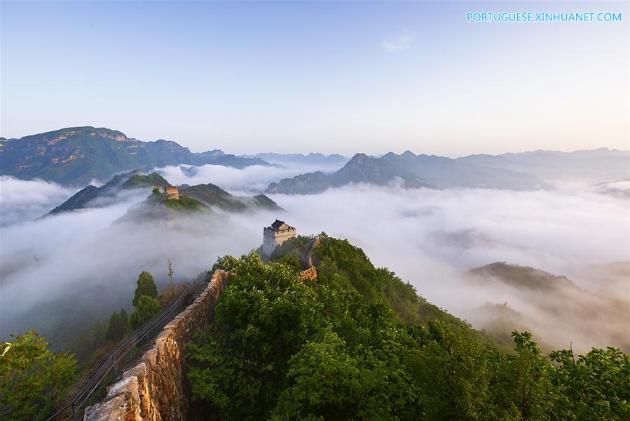 Mar de nuvens cobre seção de Huangyaguan da Grande Muralha