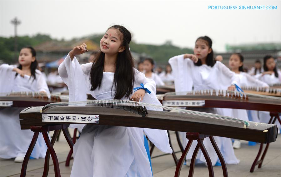 Show de guzheng e qipao realizado em Xi'an, noroeste da China
