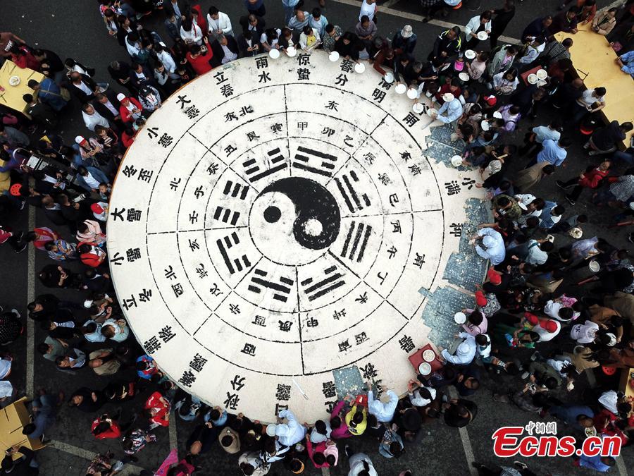 10,000 visitantes compartilham tofu no formato de diagrama de “Tai Chi” de 3,5 toneladas
