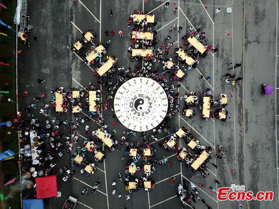 10,000 visitantes compartilham tofu no formato de diagrama de “Tai Chi” de 3,5 toneladas