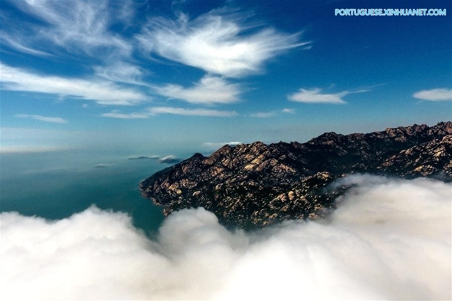 Vista aérea da zona cênica da montanha Laoshan em Qingdao, leste da China