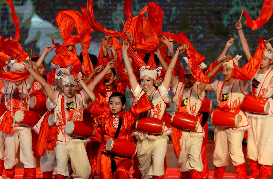 Alunos de escolas de educação especial se apresentam em show de talentos em Xi'an