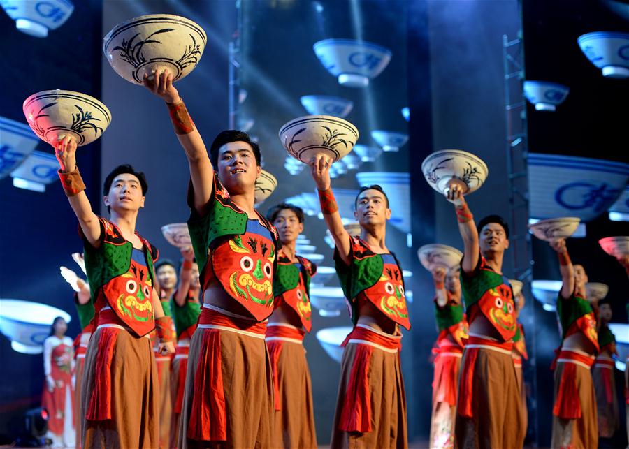 Alunos de escolas de educação especial se apresentam em show de talentos em Xi'an