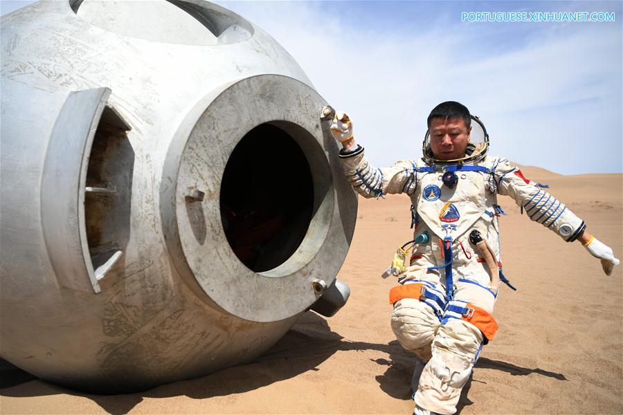 Astronautas chineses concluem treinamento de sobrevivência no deserto