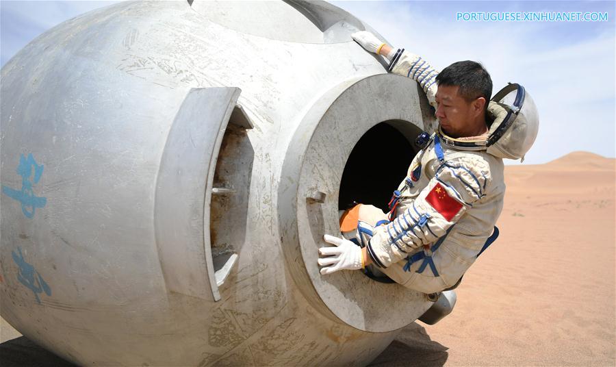 Astronautas chineses concluem treinamento de sobrevivência no deserto