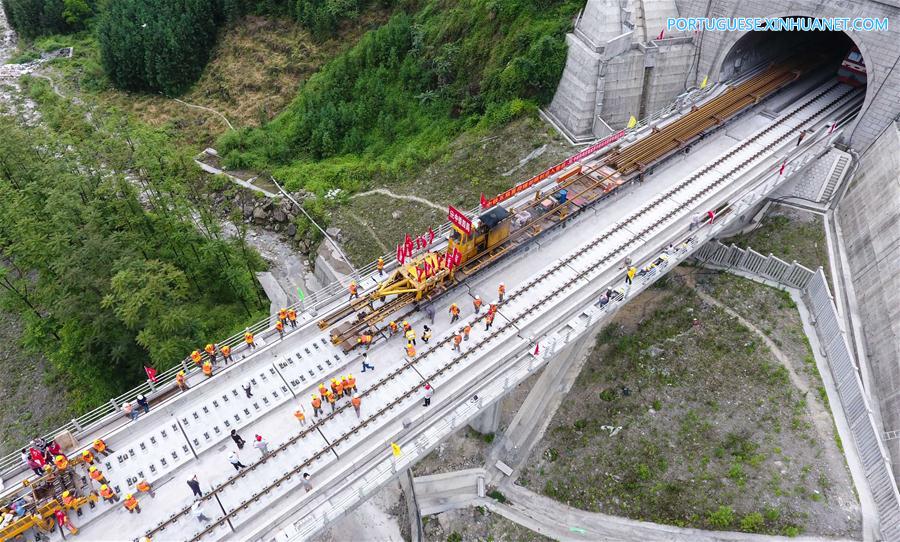 Instalação dos trilhos da seção de Sichuan da ferrovia Chengdu-Guiyang é concluída