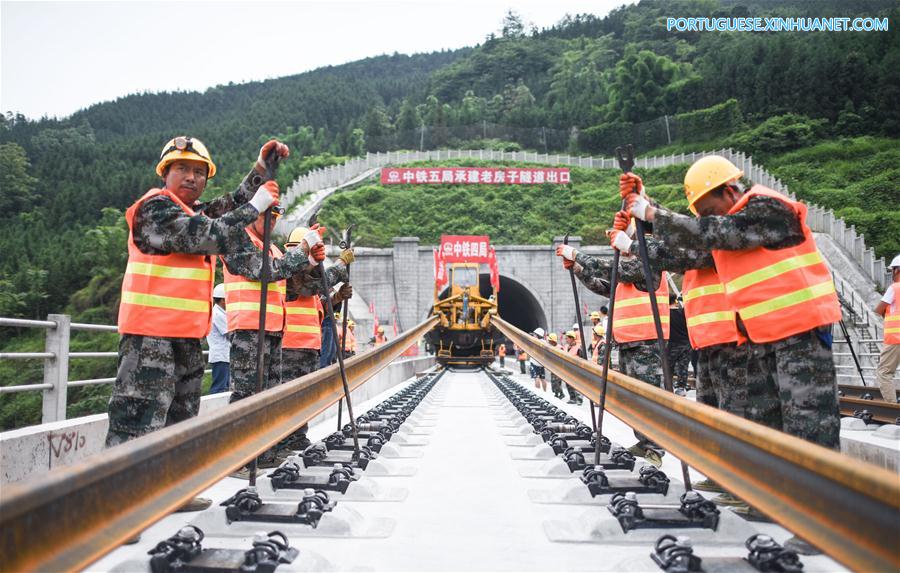 Instalação dos trilhos da seção de Sichuan da ferrovia Chengdu-Guiyang é concluída