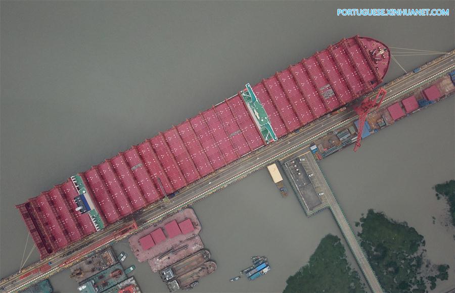 Construtor naval chinês entrega grande navio porta-contêineres