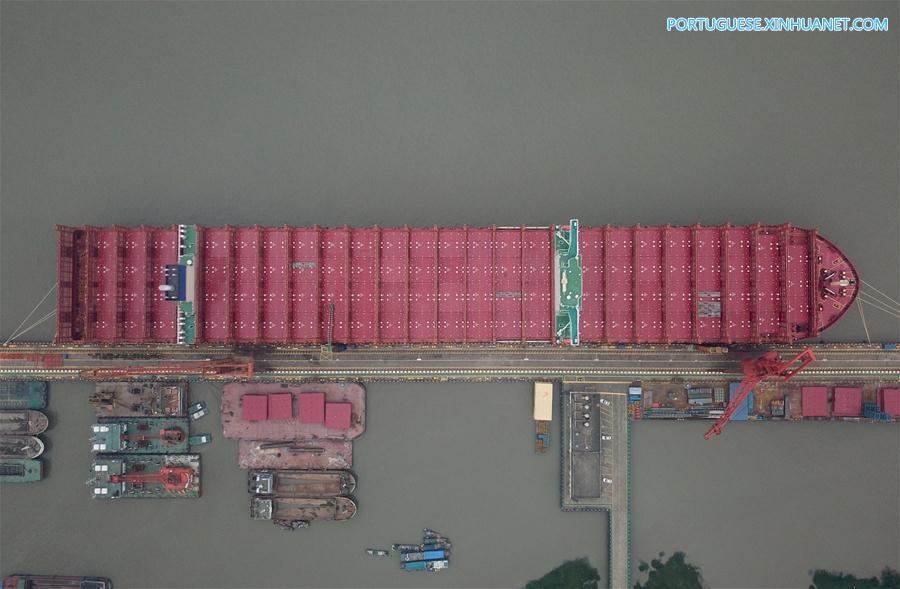 Construtor naval chinês entrega grande navio porta-contêineres