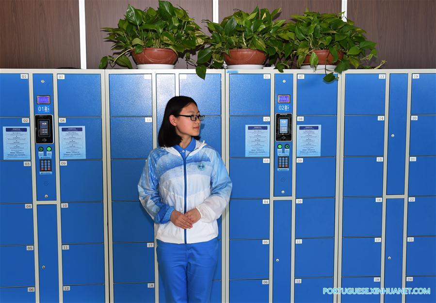 Voluntários no centro de mídia preparados para cúpula da OCS em Qingdao