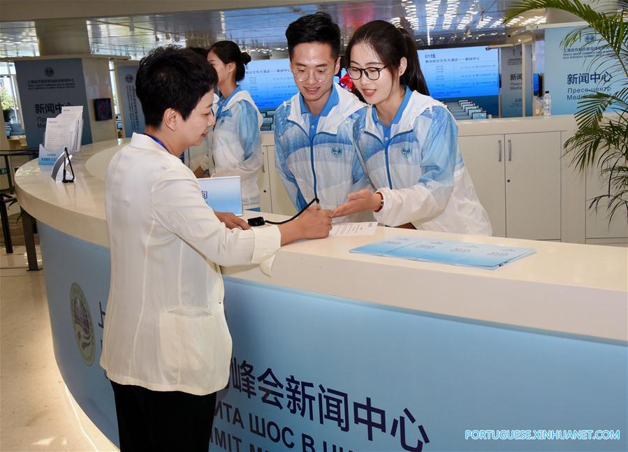 Voluntários no centro de mídia preparados para cúpula da OCS em Qingdao