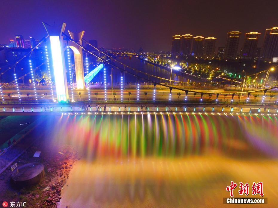 Galeria: Ponte suspensa iluminada torna-se atração local em Nanjing