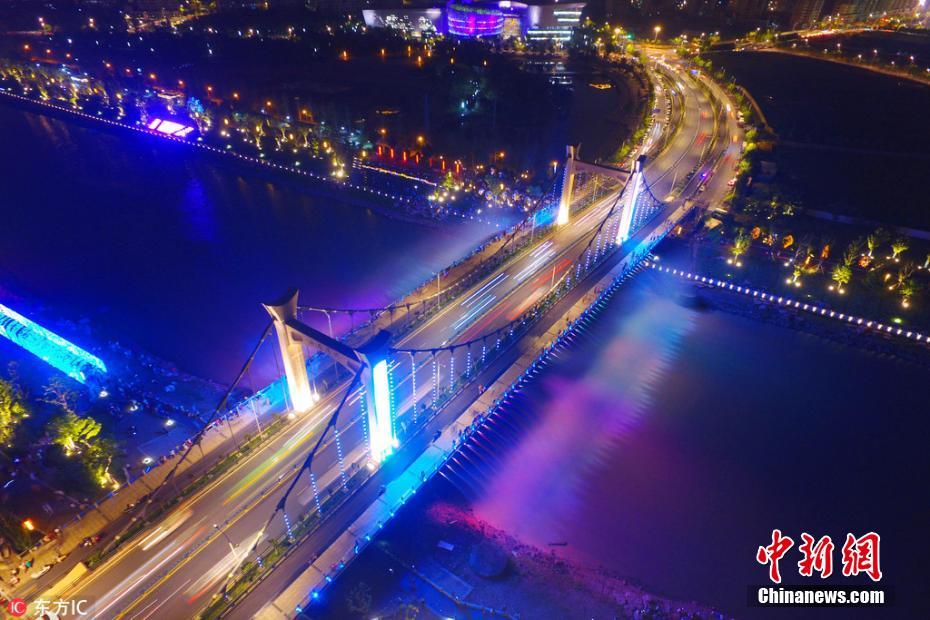 Galeria: Ponte suspensa iluminada torna-se atração local em Nanjing