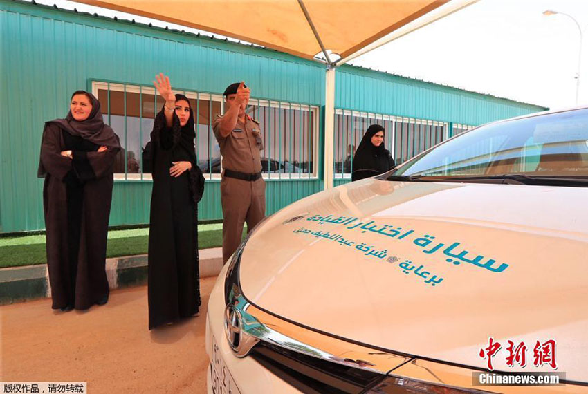 Arábia Saudita entrega as primeiras dez cartas de condução a mulheres