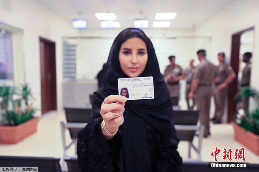 Arábia Saudita entrega as primeiras dez cartas de condução a mulheres