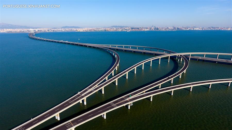 Ponte da Baía Qingdao Jiaozhou em Qingdao