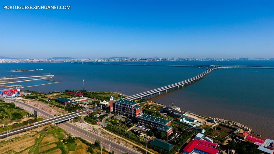 Ponte da Baía Qingdao Jiaozhou em Qingdao