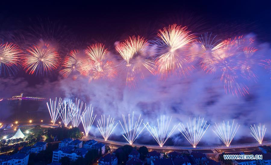 Espetáculo de luzes e fogo-de-artifício ilumina céus de Qingdao
