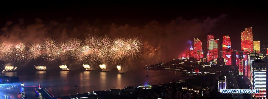 Espetáculo de luzes e fogo-de-artifício ilumina céus de Qingdao