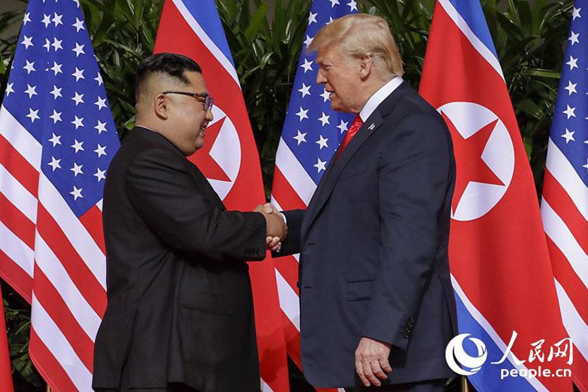 Kim Jong Un e Donald Trump reúnem-se em Singapura