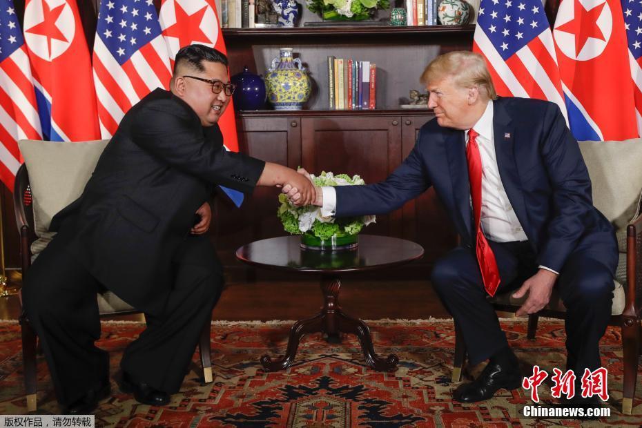 Trump e Kim protagonizam aperto de mão histórico em Singapura