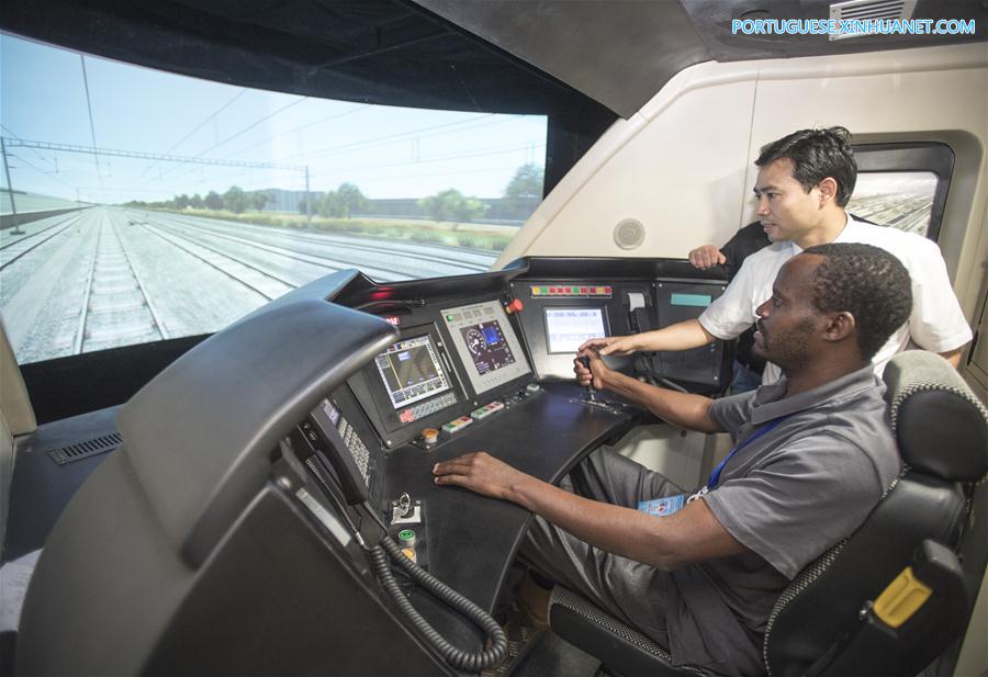 Executivos ferroviários estrangeiros visitam base de treinamento para funcionários de ferrovias de alta velocidade