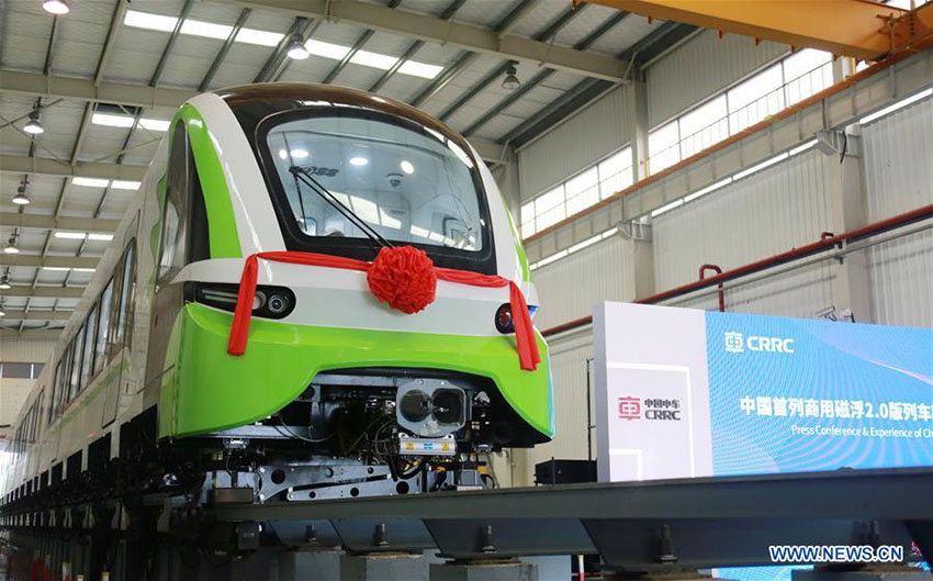 Novo trem de levitação magnética da China sai da linha de produção
