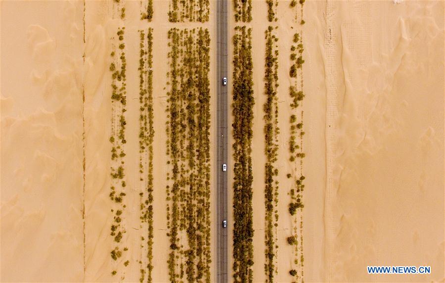 Galeria: Rodovias no Deserto Taklimakan em Xinjiang