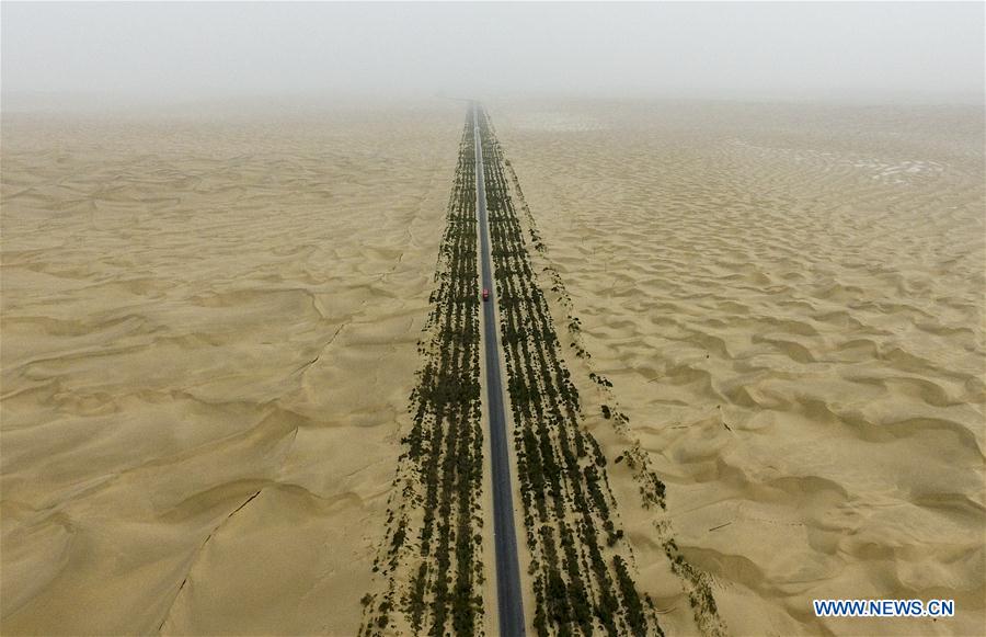 Galeria: Rodovias no Deserto Taklimakan em Xinjiang