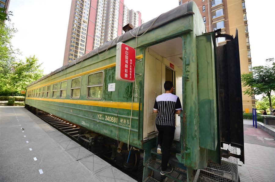 Vagão de trem desativado se transforma em pequeno supermercado em Xi'an