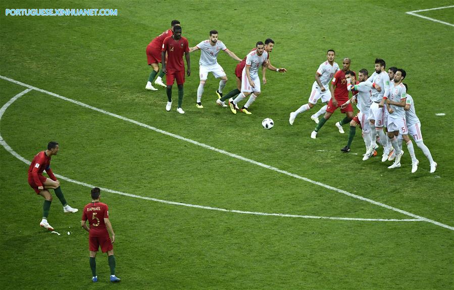 Cristiano Ronaldo se prepara para cobrança de falta contra a Espanha no  primeiro jogo da Copa do Mundo Rús…