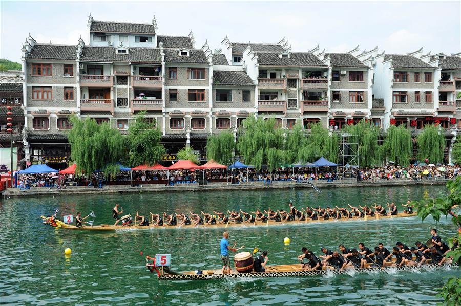 China celebra Festival do Barco de Dragão