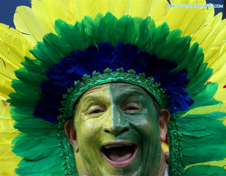 Torcedores brasileiros comparecem ao primeiro jogo do Brasil na Copa do Mundo