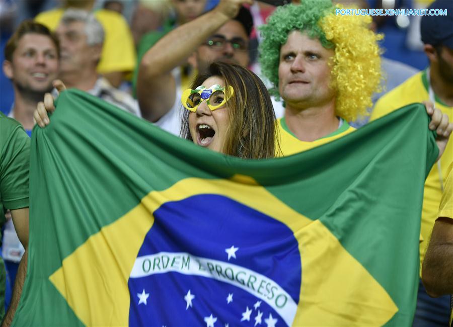 Torcedores brasileiros comparecem ao primeiro jogo do Brasil na Copa do Mundo