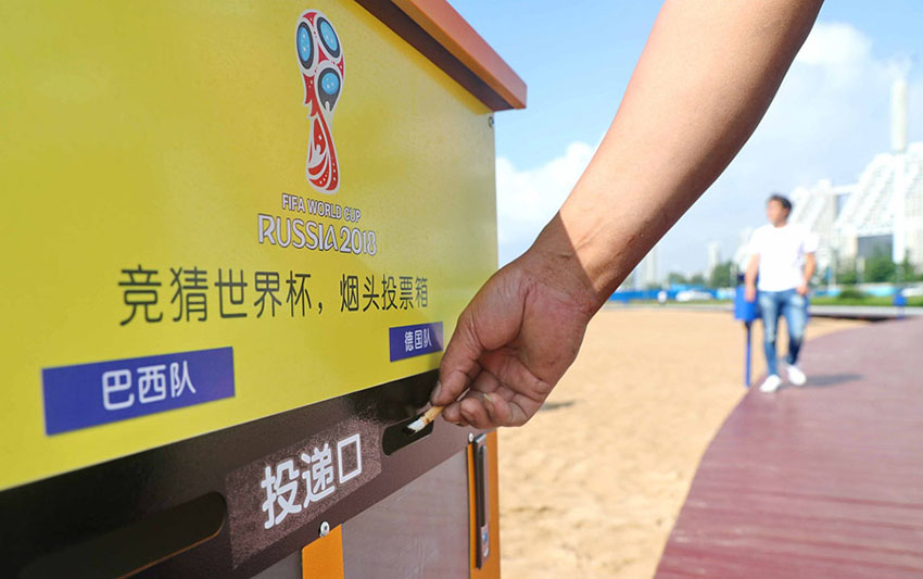 Caixotes para pontas de cigarro permitem “votar” na equipa favorita do mundial