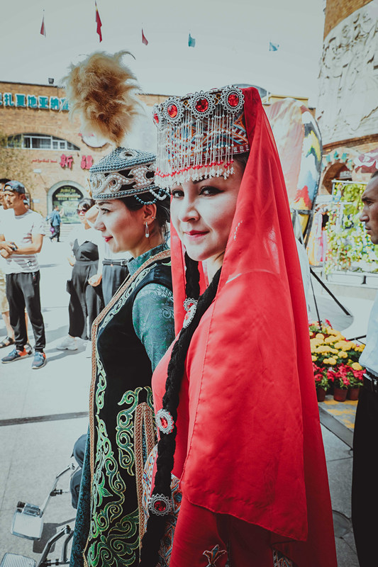Galeria: Minorias étnicas apresentam produtos regionais no Grande Bazar Internacional de Xinjiang