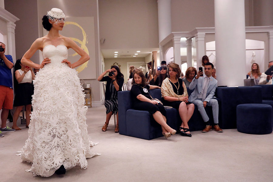 Galeria: Estilistas concebem vestidos de noiva com material insólito